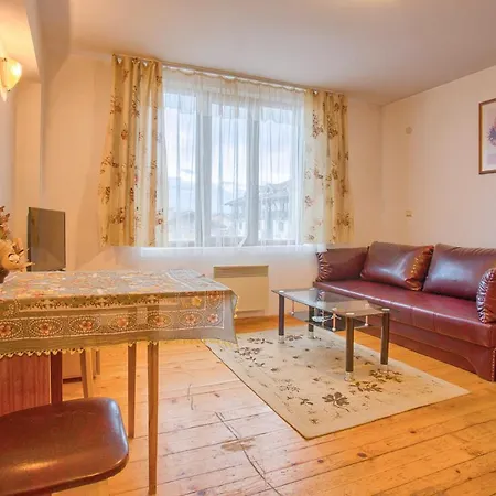 Cozy Colorful At The Foot Of The Mountain By Flat Mаnager בנסקו